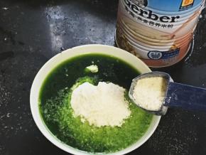 往菠菜汁内加入宝宝米粉和中筋面粉