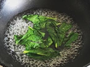 取八片菠菜叶清洗干净，放入沸水中焯两分钟