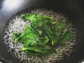 取八片菠菜叶清洗干净，放入沸水中焯两分钟