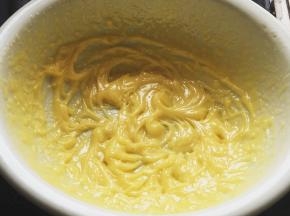 接着加入全蛋液打发均匀