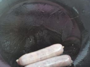 锅里倒入油，没热后放入两根不同口味的香肠。