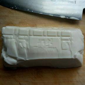 豆腐倒扣再菜板上。