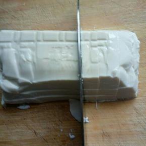 豆腐切丁，先横着切，再竖着切，这样切不容易碎。