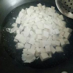 锅中加入清水，大火烧开后加入切好的豆腐焯水。