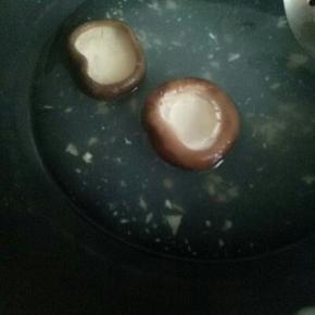 利用这水把香菇煮3分钟。关火闷3分钟。