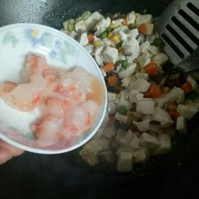 锅中加入适量油，加入调料，要迅速哦，因为调料汁和油混合会金花四溅，倒入调料加入主料，再加入提前腌制好的虾。(虾仁用料酒腌制，去腥。)