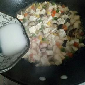 淀粉用少量水化开，勾芡即可出锅。