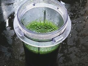 加入100g水用料理机打成菠菜汁，过滤一下