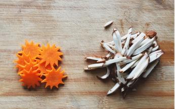 将香菇切细丝，胡萝卜切薄片，我顺便凹了个造型哈哈~