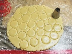 用大号裱花嘴压出圆形
