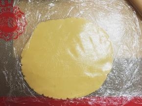 然后取出擀成硬币厚度