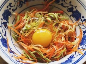 加入一茶勺盐腌制出水，加入一个鸡蛋