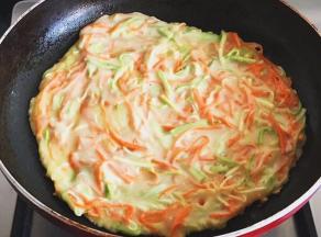 平底锅小火加热，倒入适量橄榄油，倒入面糊煎至两面金黄