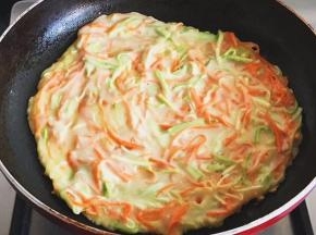 平底锅小火加热，倒入适量橄榄油，倒入面糊煎至两面金黄