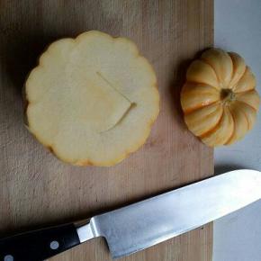 南瓜洗干净后，切去盖子，挖出南瓜瓤。