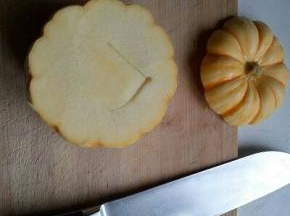 南瓜洗干净后，切去盖子，挖出南瓜瓤。