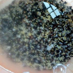 米累混合再淘米器里，冷水淘干净，冷水泡1小时。