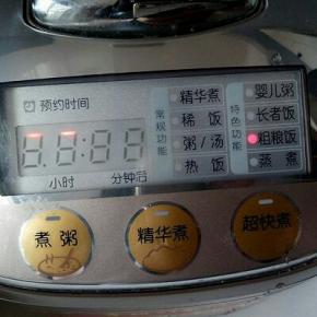 把泡好的米倒入电饭煲中，(不用换水，把泡好的米水直接倒入锅中。)启动电饭煲粗粮饭键。糯米饭好后自动鸣笛。