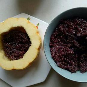 糯米饭好了，盛一碗饭出来，装入南瓜盅，装满压紧一点。