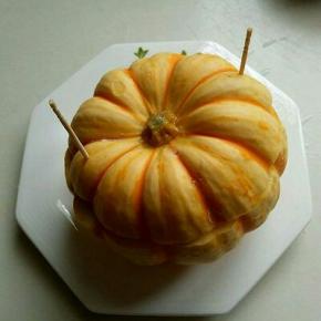 盖上盖子，用牙签扎透。起到固定盖子作用。