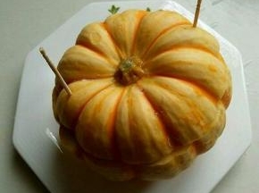 盖上盖子，用牙签扎透。起到固定盖子作用。