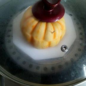 放入正锅中，隔水蒸20分钟，待南瓜软了就可以，因为米饭是熟的。