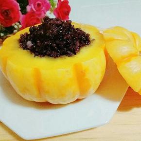 香甜糯米饭南瓜盅出锅，吃的时候用勺子挖着吃即可。