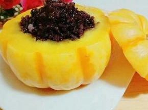 香甜糯米饭南瓜盅出锅，吃的时候用勺子挖着吃即可。