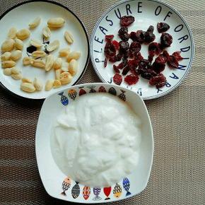 准备食材:如果没有自己做的酸奶，选用老酸奶就可以。