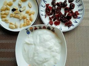 准备食材:如果没有自己做的酸奶，选用老酸奶就可以。