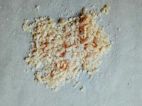 将去皮的熟花生碾碎，用擀面杖来回擀。