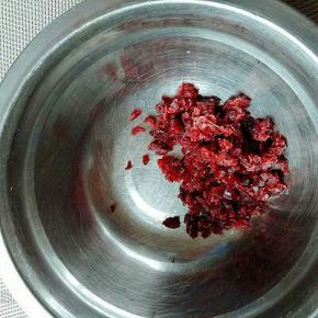 蔓越莓干洗干净切碎。