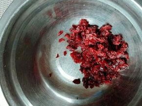 蔓越莓干洗干净切碎。