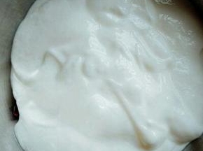 把酸奶加入深一点的容器中。