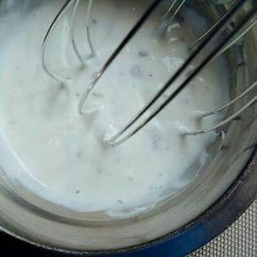 加入切好的蔓越莓和花生碎，用手动打蛋器抽打均匀。