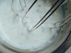 加入切好的蔓越莓和花生碎，用手动打蛋器抽打均匀。