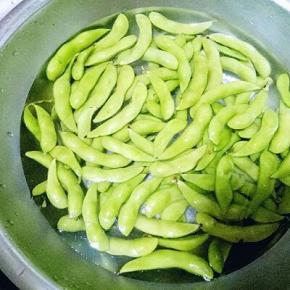 毛豆用清水洗干净，多洗几遍。