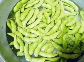 毛豆用清水洗干净，多洗几遍。