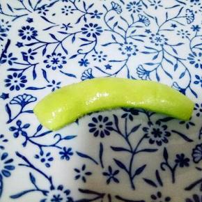 用食品剪刀剪去毛豆的两头，如图，全部剪完。