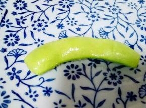 用食品剪刀剪去毛豆的两头，如图，全部剪完。