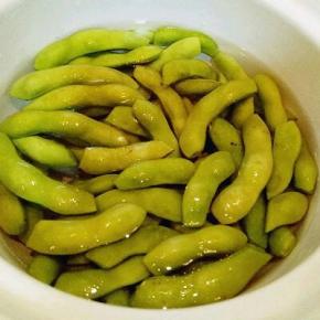 砂锅中加入清水，再加入毛豆，水没过毛豆即可。