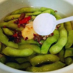 加入香料，盐。大火烧开，转中小火5-8分钟关火，时间不要煮久。也不要急着把毛豆捞出来，泡几个小时更入味。凉后冰箱冷藏一夜味道更好。