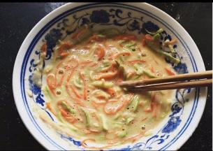 加入中筋面粉搅拌成糊状