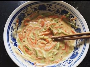 加入中筋面粉搅拌成糊状