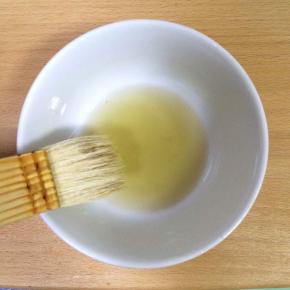 准备好少许蜂蜜水。