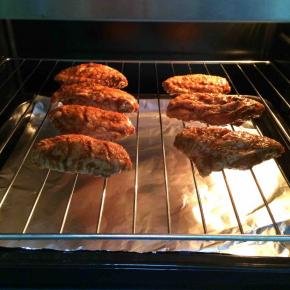 入烤箱中层，烤架放在中层，铺垫有锡纸的烤盘放下层，上下火200度，烤至30分钟。烤制15分钟后，把鸡中翅翻个面。