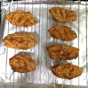 待鸡中翅腌制完毕，在网架上刷上少许食用油（可以防粘），把腌制好的鸡中翅放在烤架上。在烤盘上铺垫好锡纸。