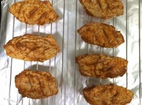 待鸡中翅腌制完毕，在网架上刷上少许食用油（可以防粘），把腌制好的鸡中翅放在烤架上。在烤盘上铺垫好锡纸。
