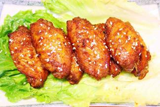 烤完出炉后，撒少许白芝麻。