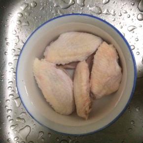 把鸡中翅泡水里一会，去血水。